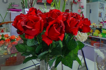 rojas rosas artificiales para decorar sevilla