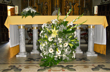decoracion-floral-iglesias centros flores coloridos en sevilla